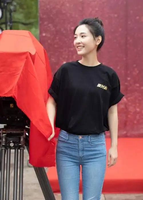 这次吴倩依旧穿着黑色系单品出镜,这是一件纯黑色t恤衫,与蓝色牛仔裤