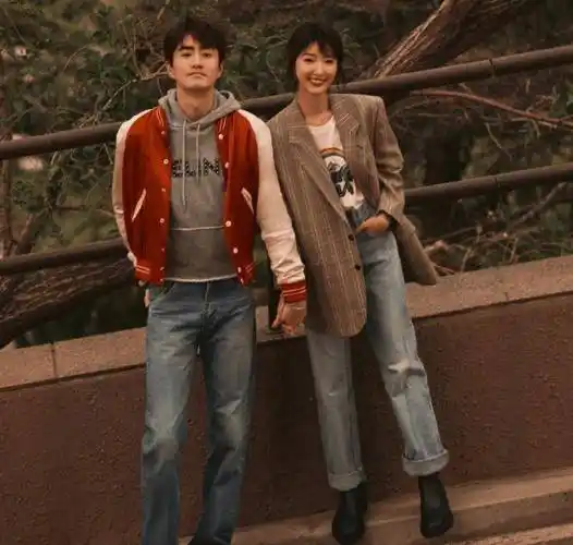 毛晓彤杨玏为电影宣传,合体拍摄时尚大片,喊话就这样在你身边_合作