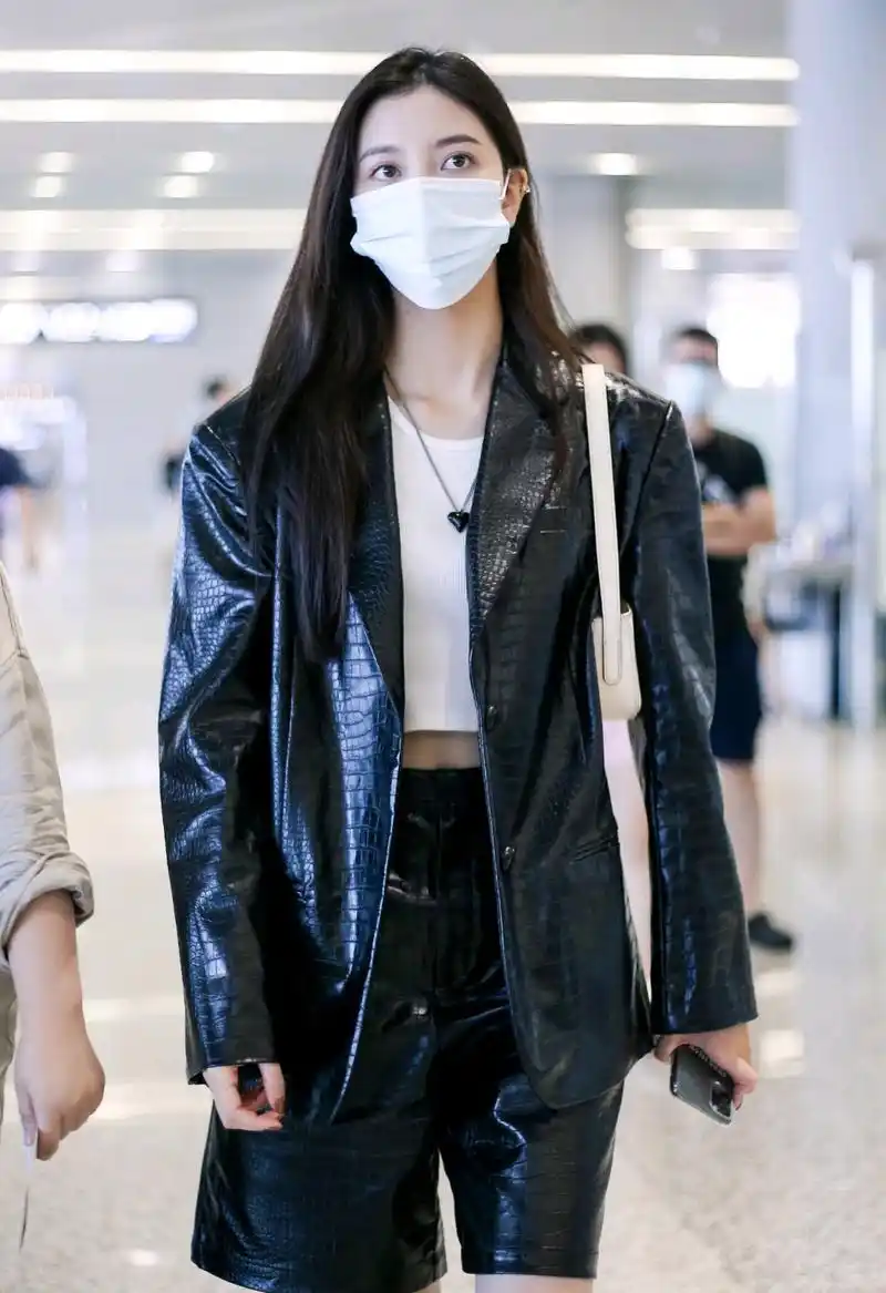 早秋穿皮衣确实高级宋妍霏穿黑色皮衣走机场既时尚又有个性