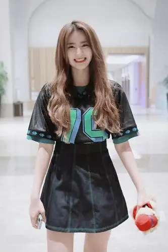 金子涵综艺感十足今黑色宽松外套配短裤不愧为超火少女明星