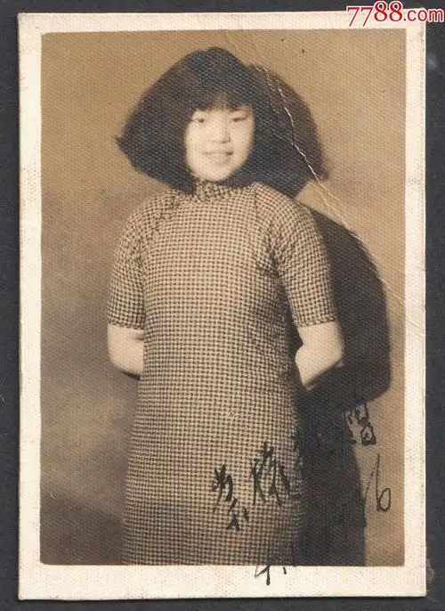 民国老照片,短发女孩儿旗袍老照片