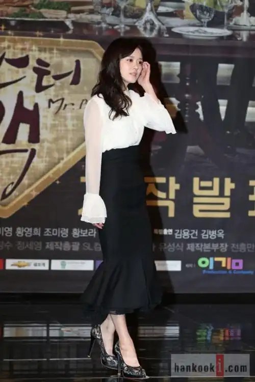 张娜拉终于换风格,穿喇叭袖白上衣配半身鱼尾裙,笑容俏皮像少女|高腰|