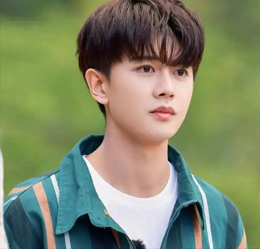 所以任嘉伦小时候因为调皮没少挨父亲的打.