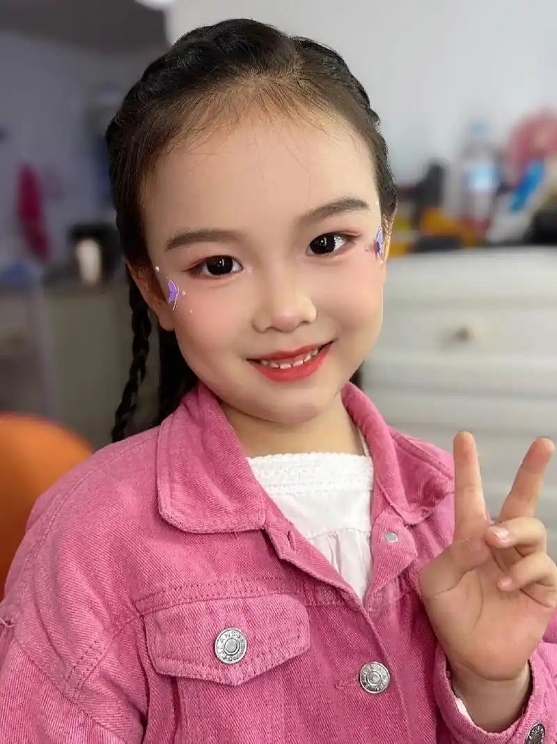 六一朗诵淡妆 小童可以这样化 甜甜的淡妆适合朗诵纱裙,小童表演