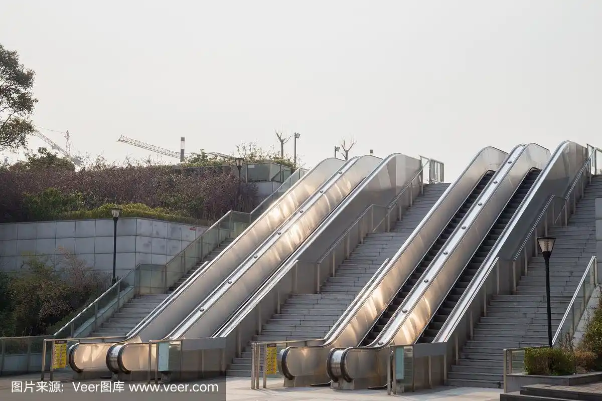 外面有两个反射阳光的自动扶梯