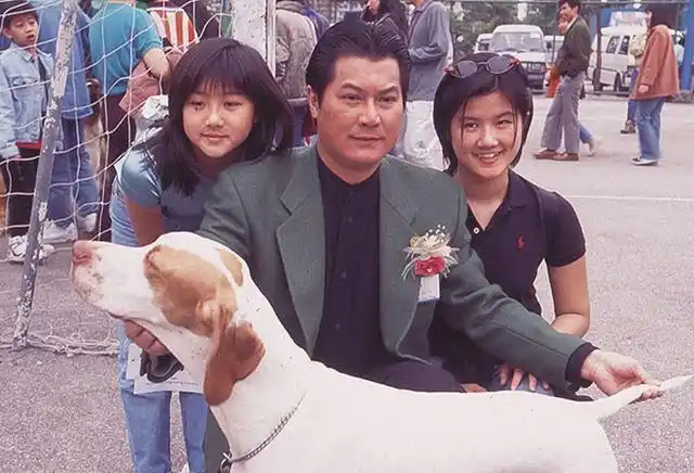 邓光荣妻子罕露面保养得宜气质高雅出众将2个女儿培养成学霸