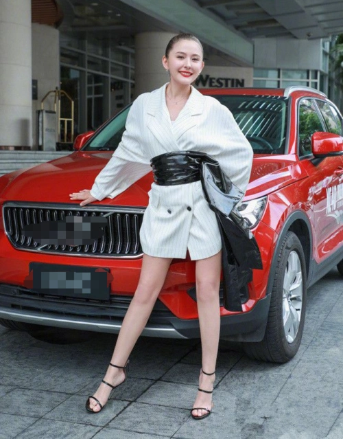 原创热依扎素颜照曝光满脸蜡黄也不扑点粉衣服穿出了廉价感