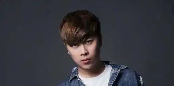 uu妹晒卢本伟近照,狒狒变鹌鹑显得格外老实,差点没认出来!