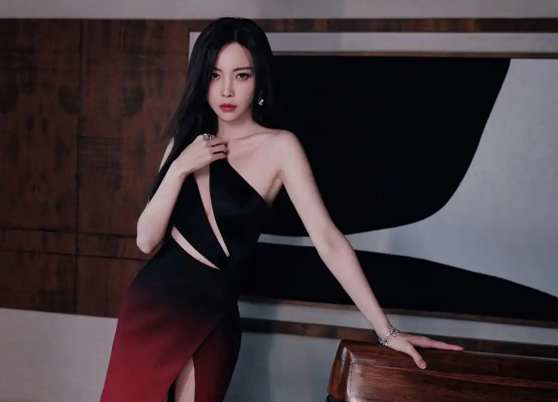 于文文镂空暗夜红渐变高开叉长裙