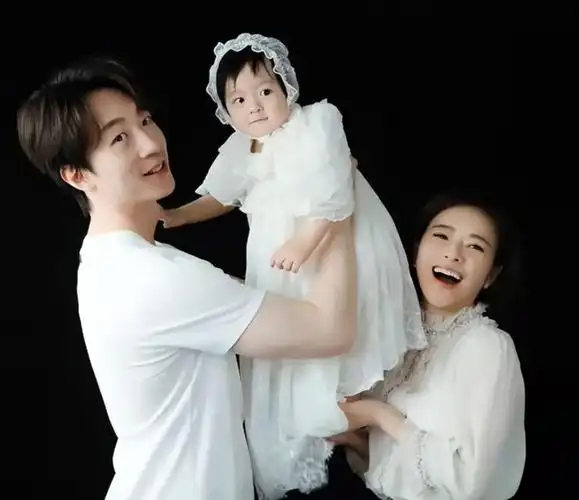 回顾主持人陈辰:嫁给歌手余笛41岁为夫生子,结婚11年过得怎么样