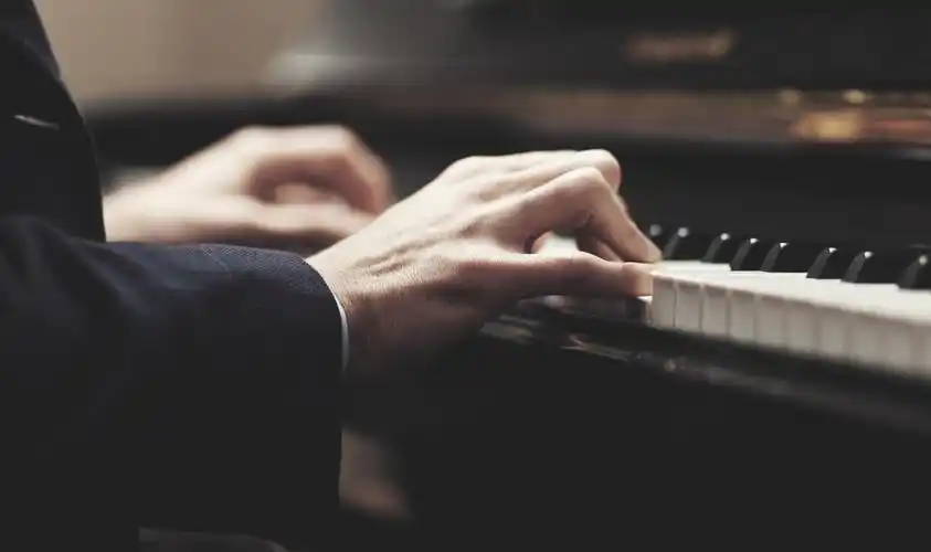 音乐人弹钢琴键盘的特写