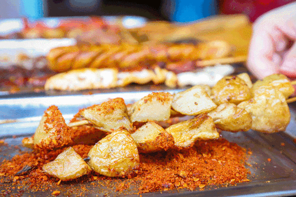 坨坨土豆炸成金黄色的,再裹上辣椒面,每一口都是熟悉的味道.