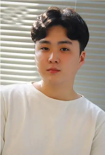 男生短 卷发梳中分时尚发型