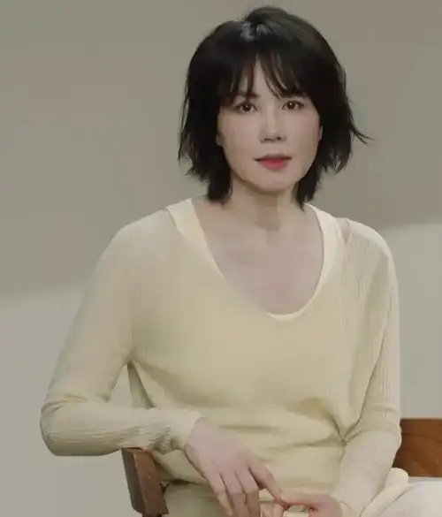 王菲低调复工,换了新的发型,穿鹅黄色外衣像小姑娘_腾讯新闻