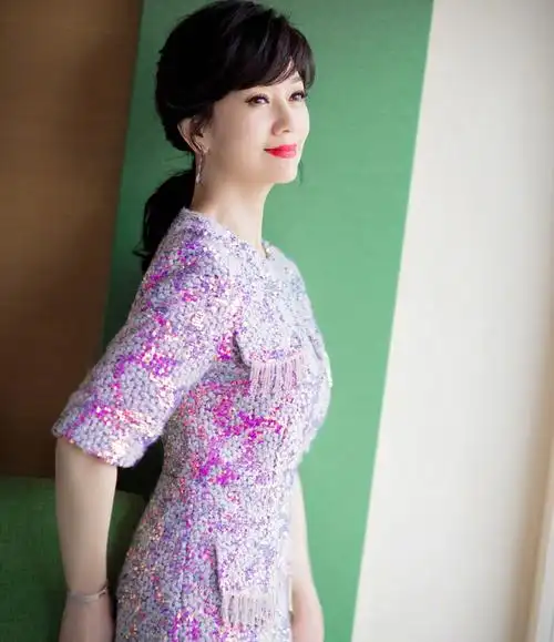 65岁赵雅芝久违晒近照穿红裙大方秀锁骨粉丝称已被女神迷倒