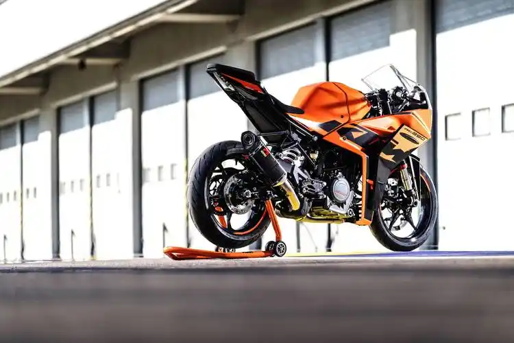 加装了原厂改装组件的ktm新一代rc390