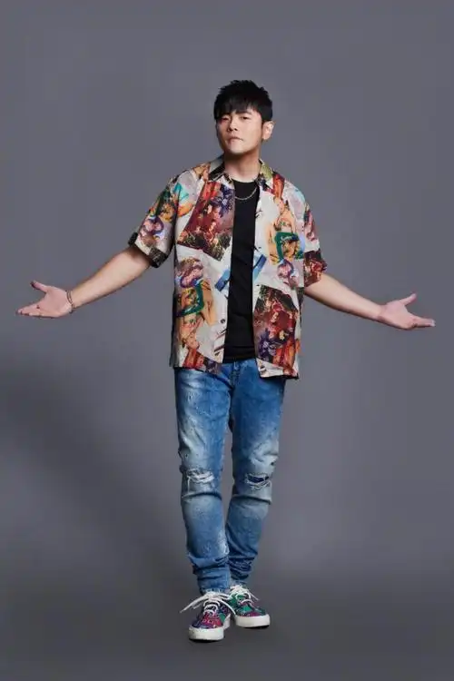 白月光综艺秀恩爱,周杰伦不甘落后秀娇妻,牛仔衣盖不住身材走样