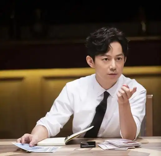 发际线高留哪个发型?46岁何炅就是模板,剪刘海发型青春帅气