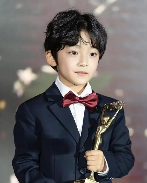 在话题热剧《王后伞下》出演可爱世孙的童星徐宇真(徐宇镇)近几年出镜