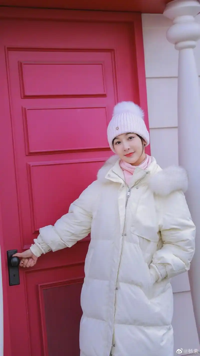 杨紫晒游玩美照戴毛线帽开心比v