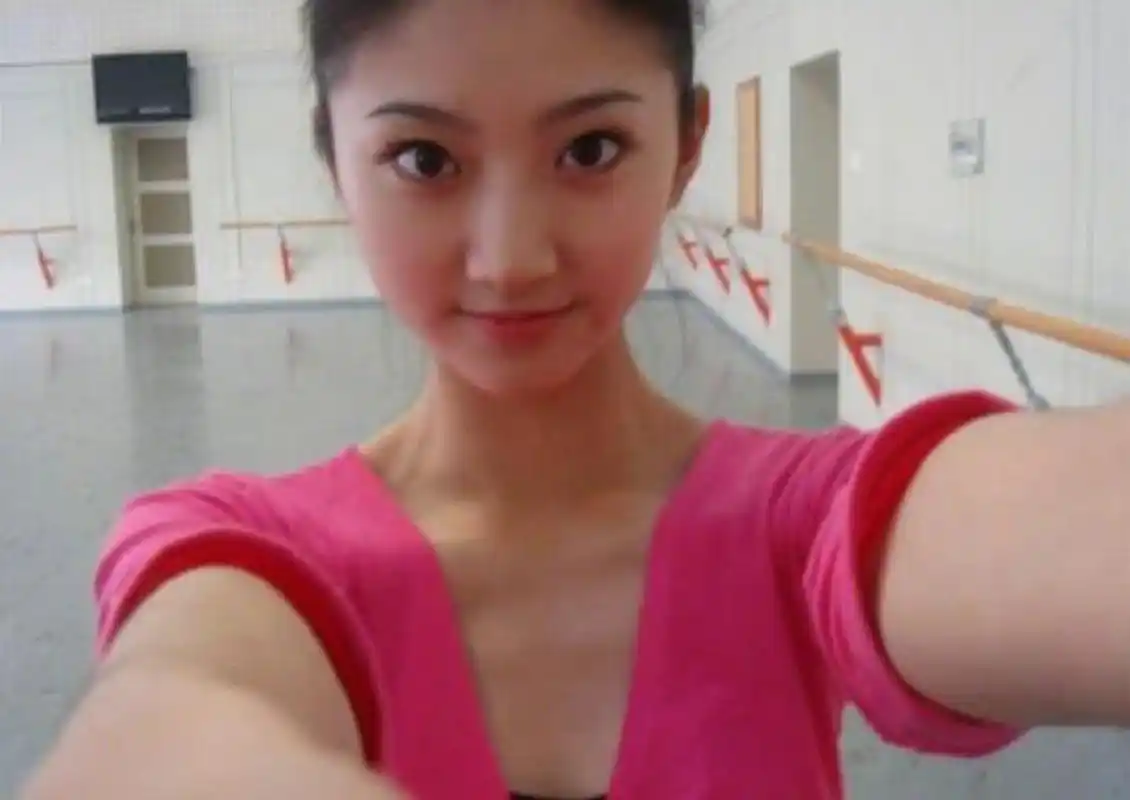 景甜在大学期间的练功照,水汪汪的大眼睛,像出水芙蓉,清纯可人.