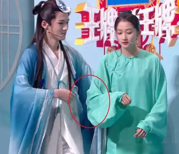 关晓彤险摔倒宋亚轩情急之下扶她的手两人看着右下角一脸心虚