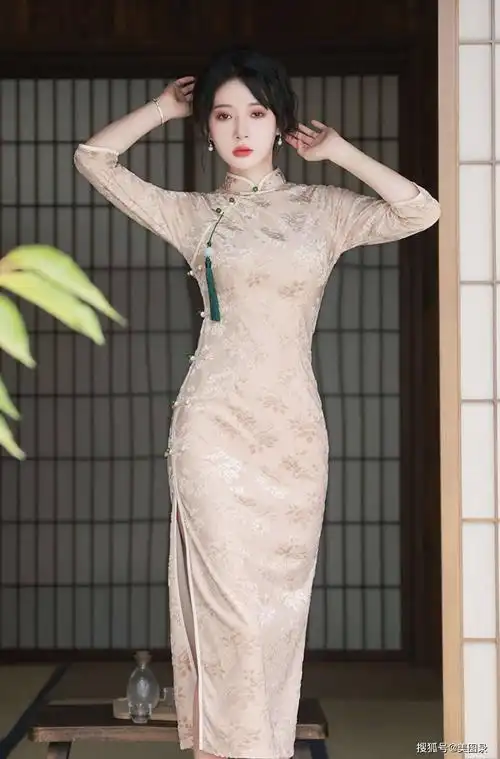 好身材美女高开叉旗袍