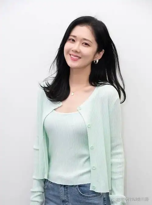 近日,42岁的张娜拉在社交平台晒出一组照片,戴着圆眼镜宛如少女,瞬间