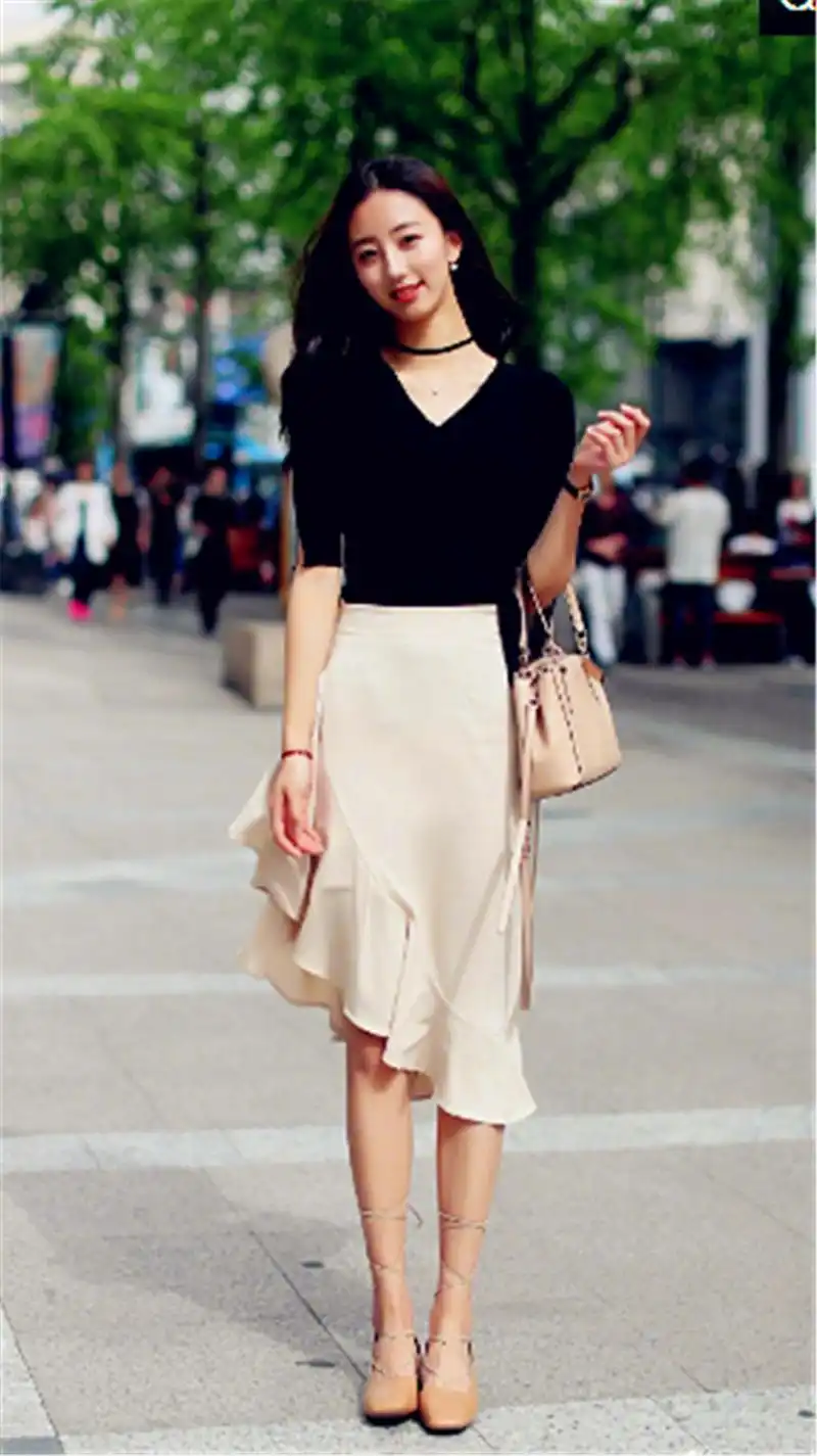 街拍:重庆街头美女出街着装时尚,最后一个小姐姐的丝袜很厉害!