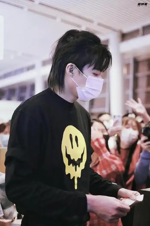 两年前就是被刘宇宁这个狼尾砸进坑的#内娱狼尾头天花板#狼尾| 机场