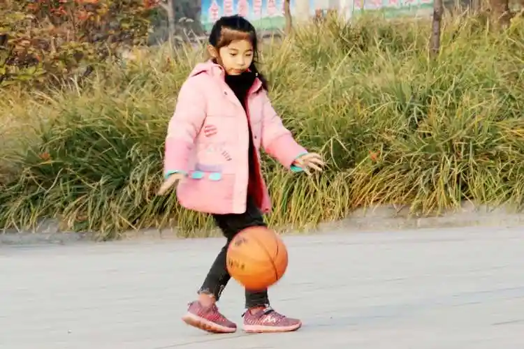 小姑娘打篮球