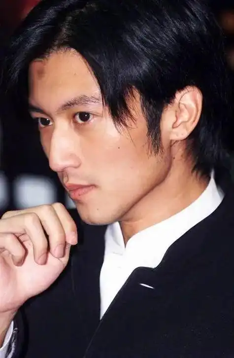 1999年19岁的谢霆锋在演唱会上砸了自己的天价吉他