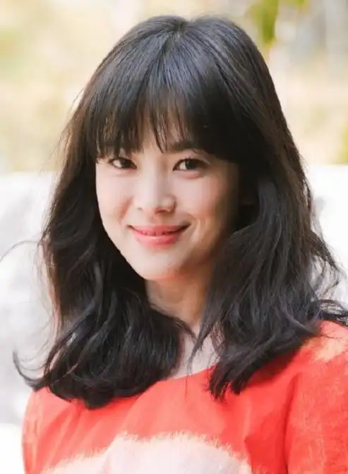 见过这样的宋慧乔吗?早年旧照"方形脸"下颌骨明显,可依旧很美