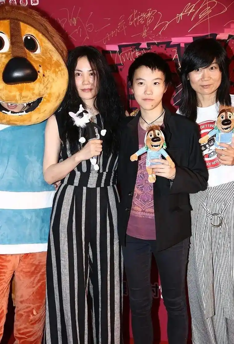 王菲窦靖童母女同框,虽为母女颜值却差太多,王菲太精致比女儿美