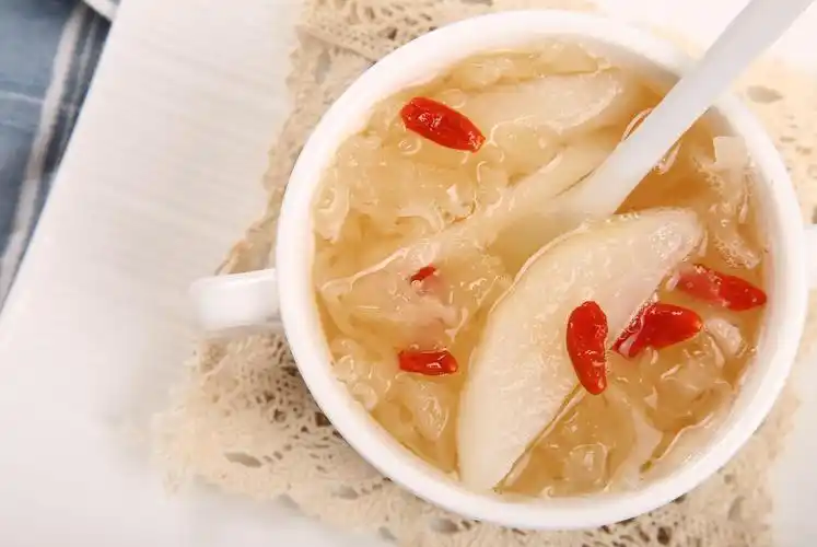 银耳有一点,经常喝一点,养胃健脾,美容祛斑,增强免疫力.