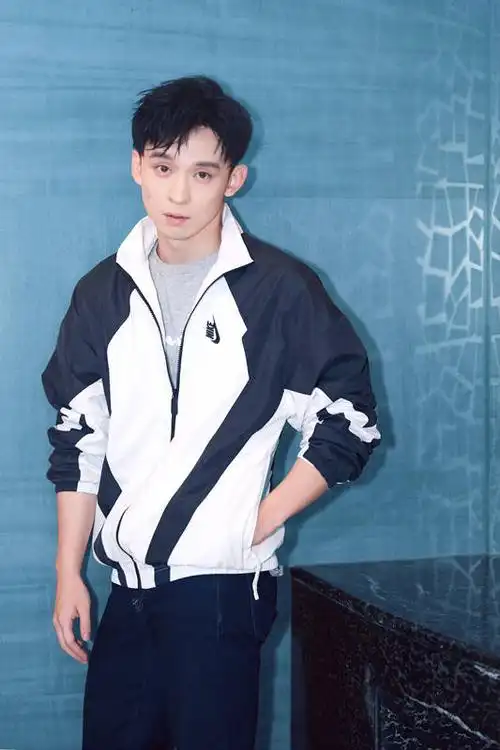 董子健运动风写真活力满满 简约大气又不失时尚感