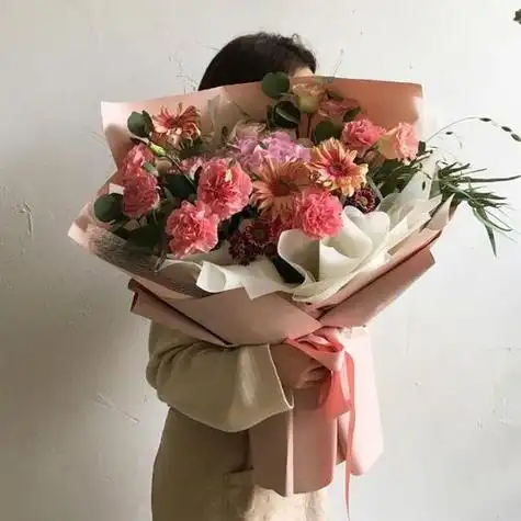 小可爱们有没有手里拿花的人的头像哇歪头谢谢啦