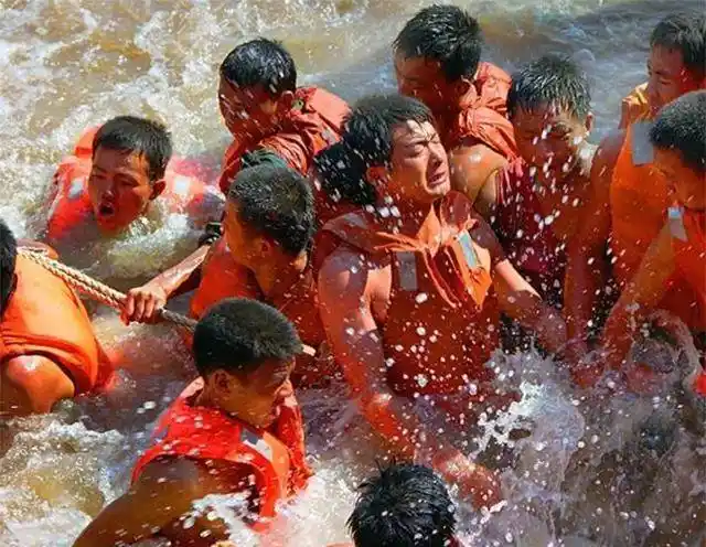 98年抗洪的感人一幕,百姓哭喊:求求你们别跳了,房子我们不要了_洪水