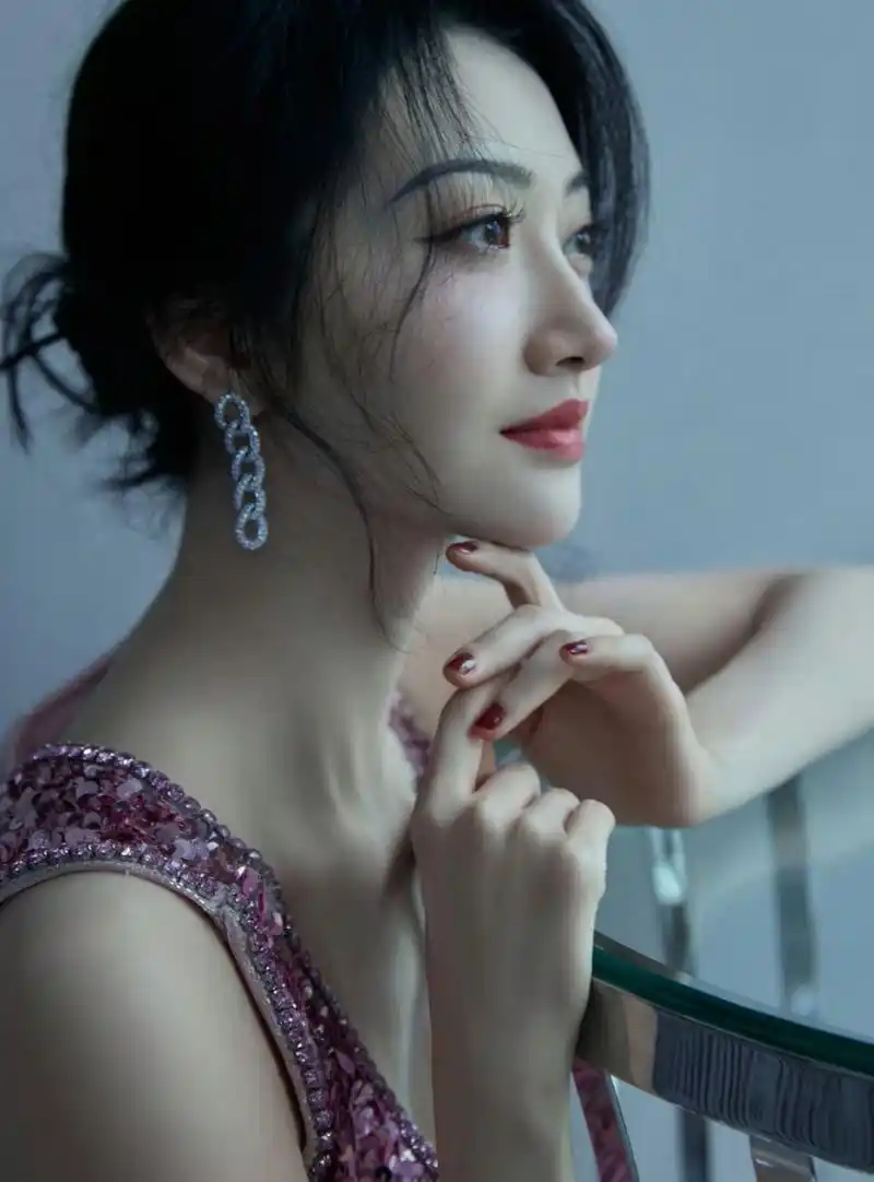 景甜# 身穿粉色亮片吊带裙,肤白貌美的容颜,清纯妩媚,丰满傲人的事