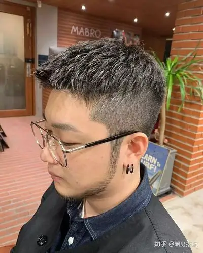 鬓角在男士发型中担当着一个重要的角色,作为毛发和胡须的连接处,鬓角