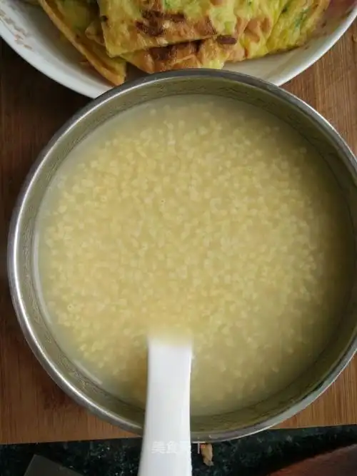 早餐,小米粥加角瓜鸡蛋饼