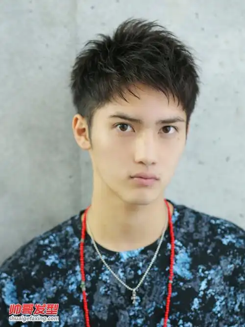 颧骨高的男生适合什么发型 露额头侧分短发好看(2)-日式发型-帅哥发型