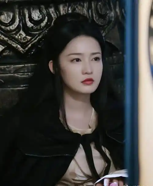 李沁古装剧照甜美写真