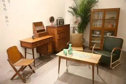 80年代,小康是"组合家具沙发床,黑白电视放中央.