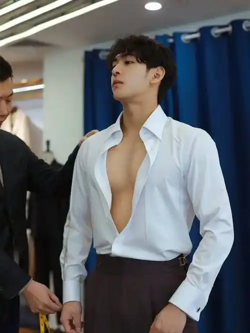 与张涛翰的偶遇:男人魅力的完美体现!_身材_肌肉_男孩