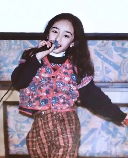 杨幂小时候的美丽就像隐藏在宝藏地里的一颗闪亮钻石,不论年龄,都一直