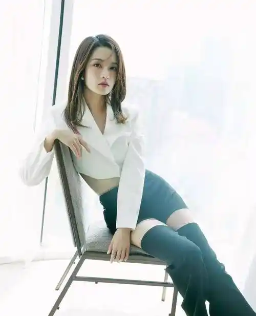 李沁录《机智的恋爱》的造型火了,一把椅子一颗橘子,美出去际范_照片