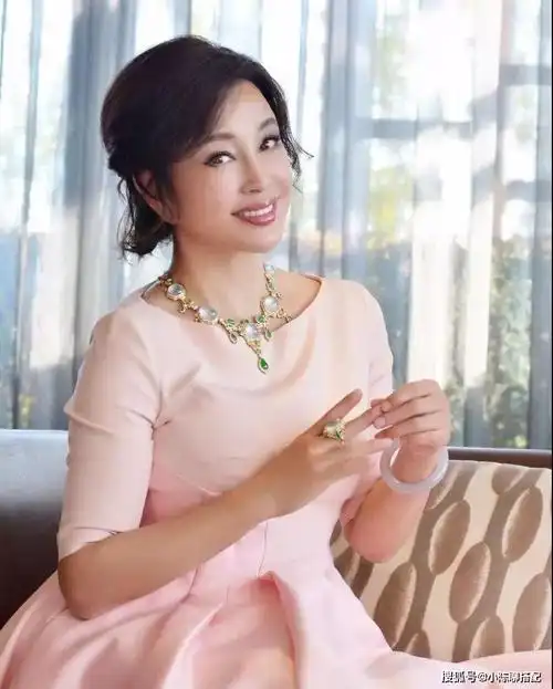 看了71岁的刘晓庆,我发现:发烫卷,衣穿简,不扮嫩的她真美_年龄_显得