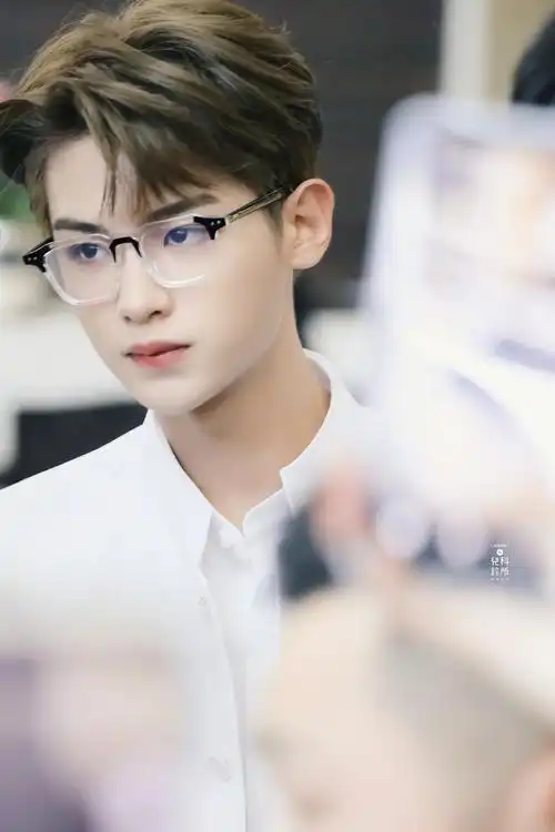 黄明昊今日《密室大逃脱》上班饭拍 白色西装 眼镜,有斯文败类内味儿