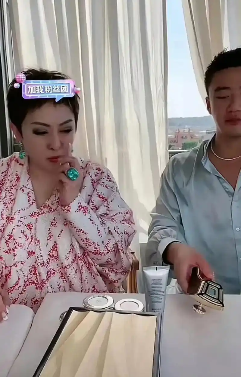 向太直播间里,最惹人注目的一定是她戴的珠宝,个头大的像假的,但人家